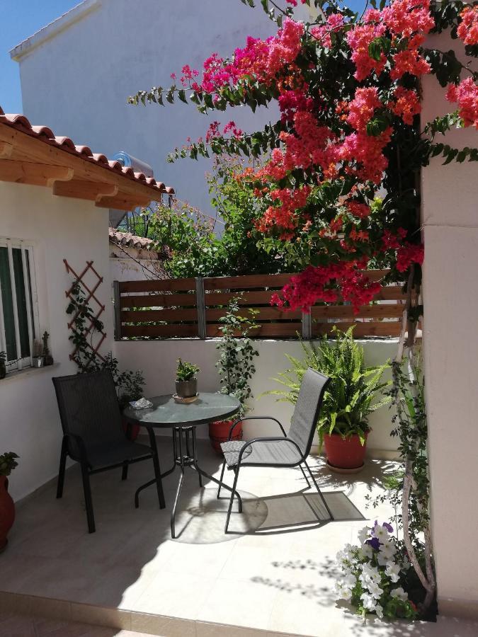 Small Studio With Yard Chania  Bagian luar foto