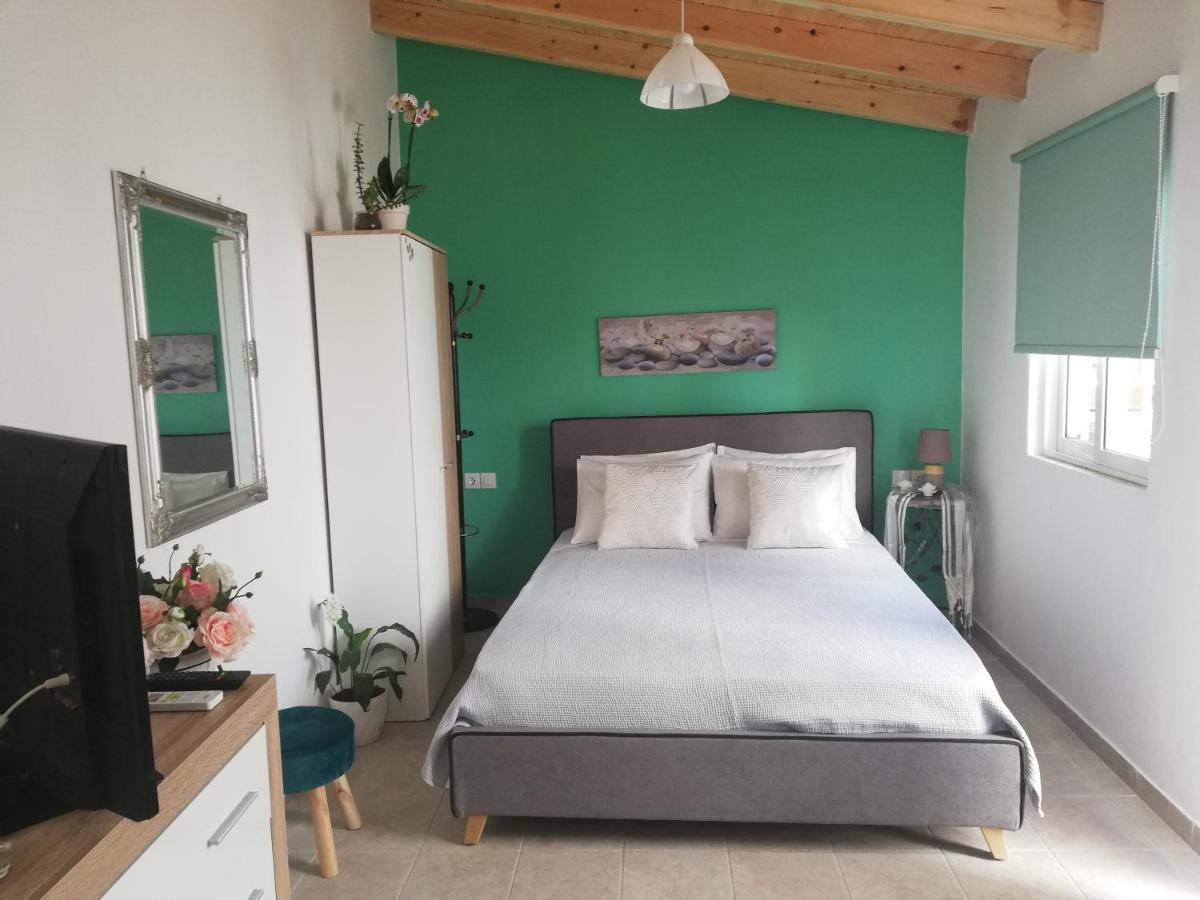 Small Studio With Yard Chania  Bagian luar foto