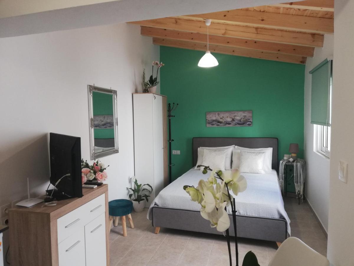 Small Studio With Yard Chania  Bagian luar foto